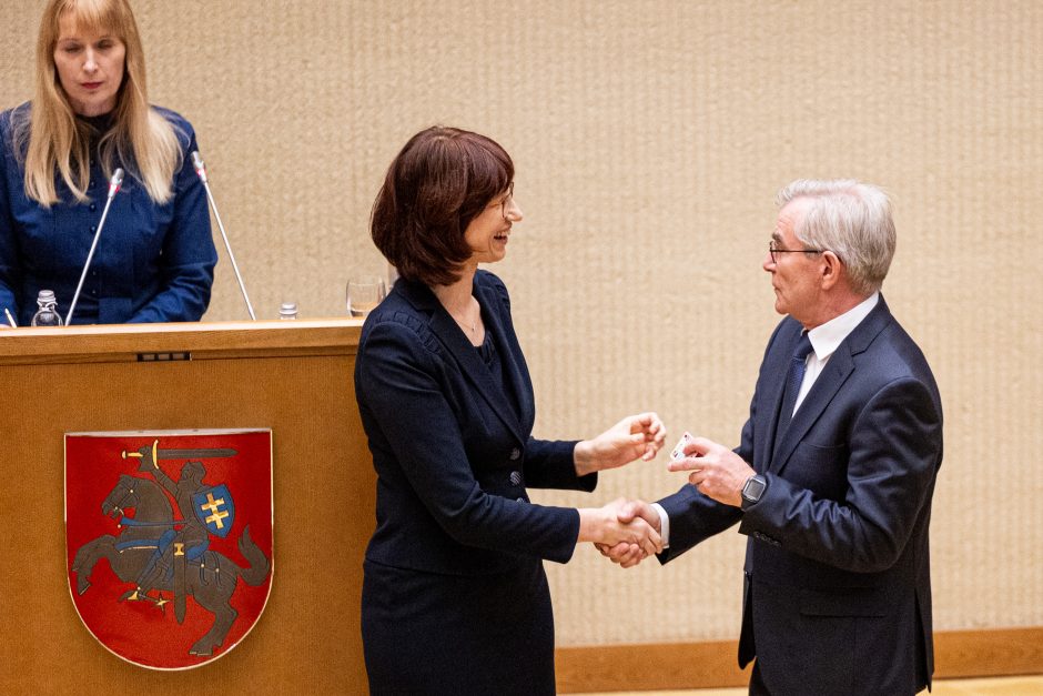 Naujos kadencijos parlamentarams įteikti Seimo nario pažymėjimai