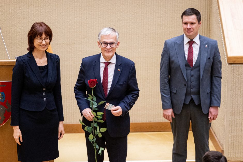 Naujos kadencijos parlamentarams įteikti Seimo nario pažymėjimai