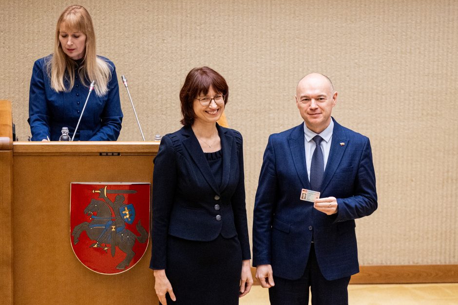 Naujos kadencijos parlamentarams įteikti Seimo nario pažymėjimai