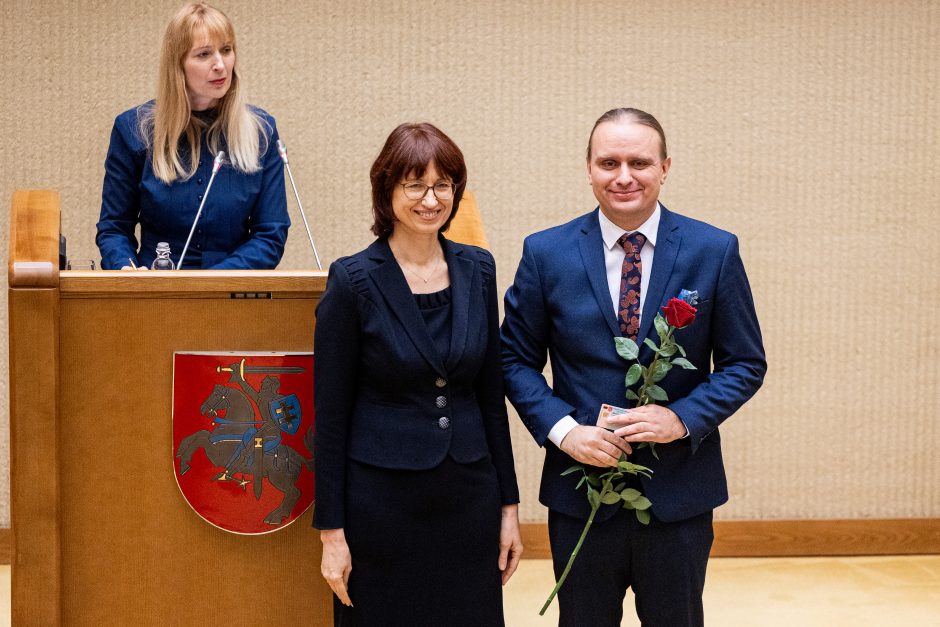 Naujos kadencijos parlamentarams įteikti Seimo nario pažymėjimai