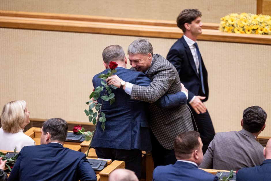 Naujos kadencijos parlamentarams įteikti Seimo nario pažymėjimai