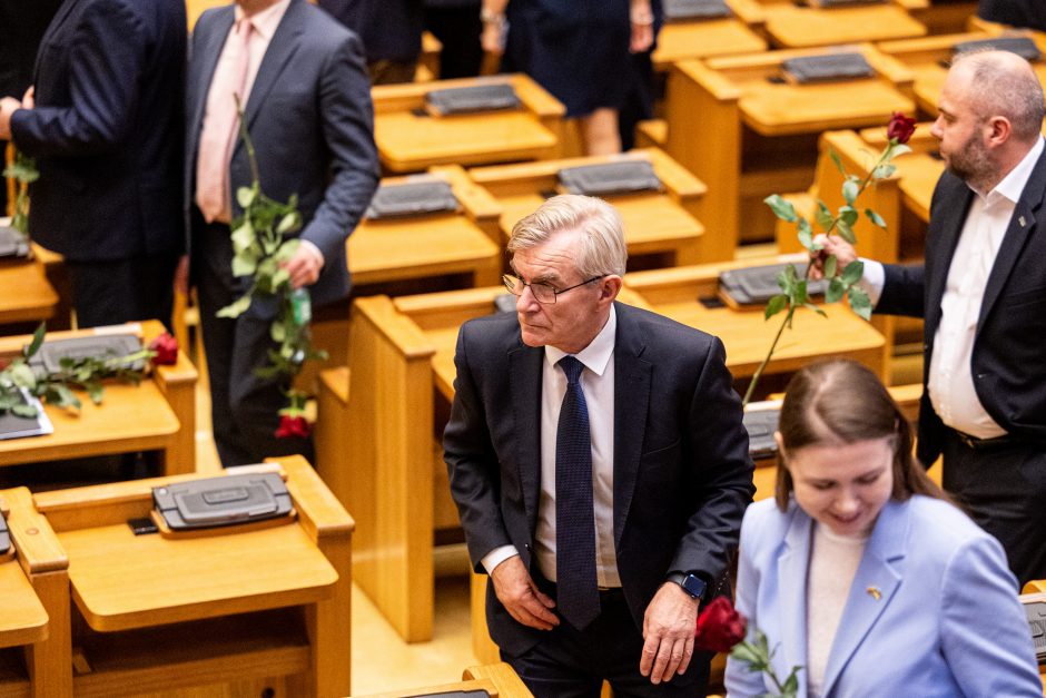 Naujos kadencijos parlamentarams įteikti Seimo nario pažymėjimai