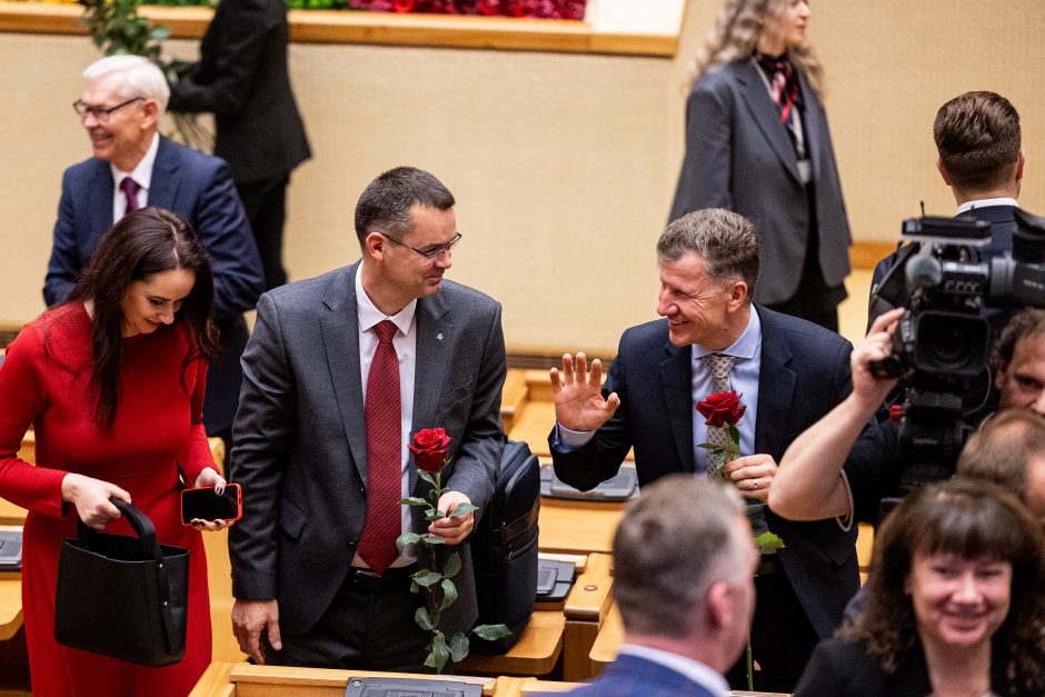 Naujos kadencijos parlamentarams įteikti Seimo nario pažymėjimai