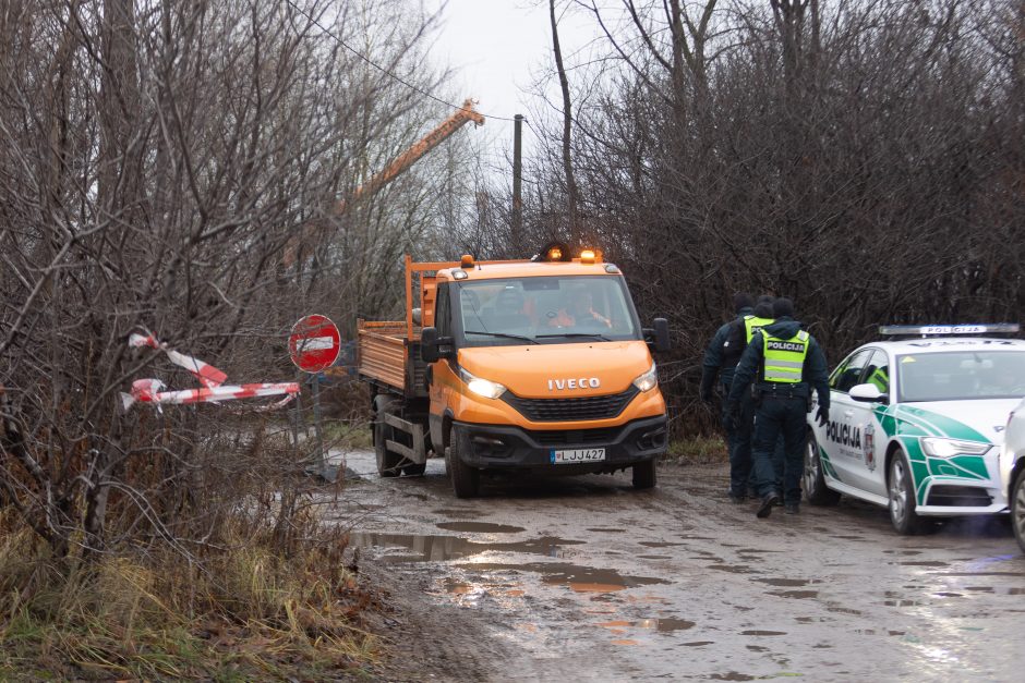 Iš lėktuvo katastrofos vietos Vilniuje išvežamos didžiosios nuolaužos