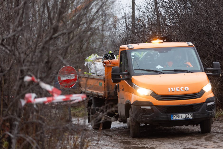 Iš lėktuvo katastrofos vietos Vilniuje išvežamos didžiosios nuolaužos