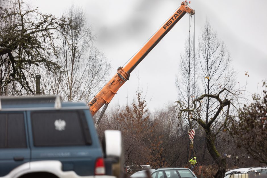 Iš lėktuvo katastrofos vietos Vilniuje išvežamos didžiosios nuolaužos