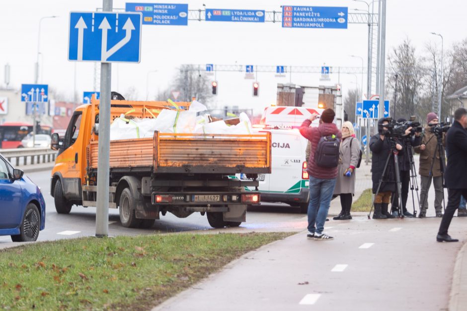 Iš lėktuvo katastrofos vietos Vilniuje išvežamos didžiosios nuolaužos