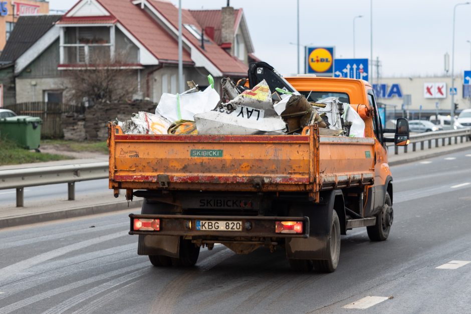 Iš lėktuvo katastrofos vietos Vilniuje išvežamos didžiosios nuolaužos