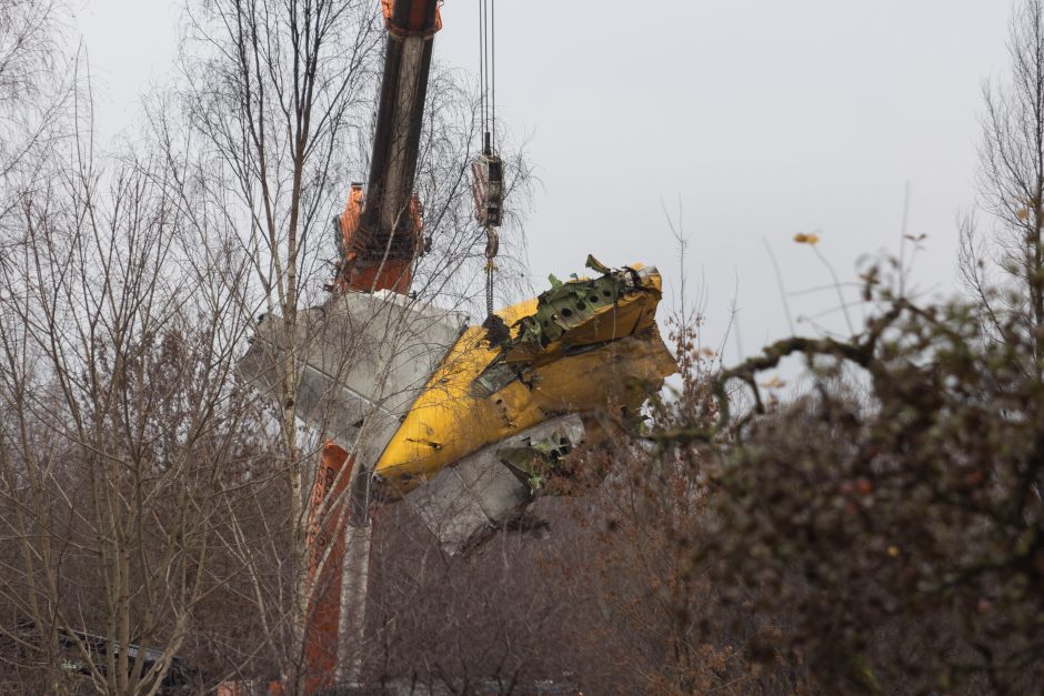 Iš lėktuvo katastrofos vietos Vilniuje išvežamos didžiosios nuolaužos