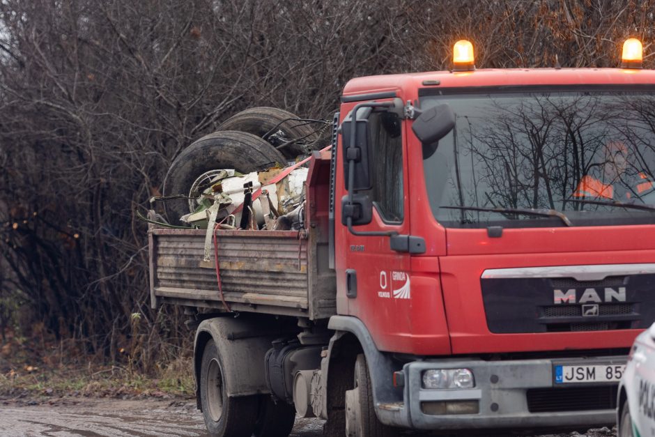 Iš lėktuvo katastrofos vietos Vilniuje išvežamos didžiosios nuolaužos