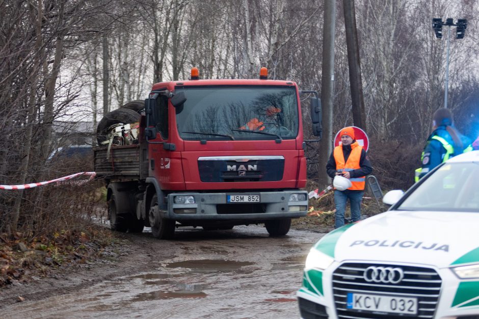 Iš lėktuvo katastrofos vietos Vilniuje išvežamos didžiosios nuolaužos