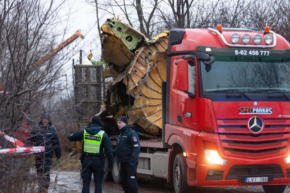 Iš lėktuvo katastrofos vietos Vilniuje išvežamos didžiosios nuolaužos