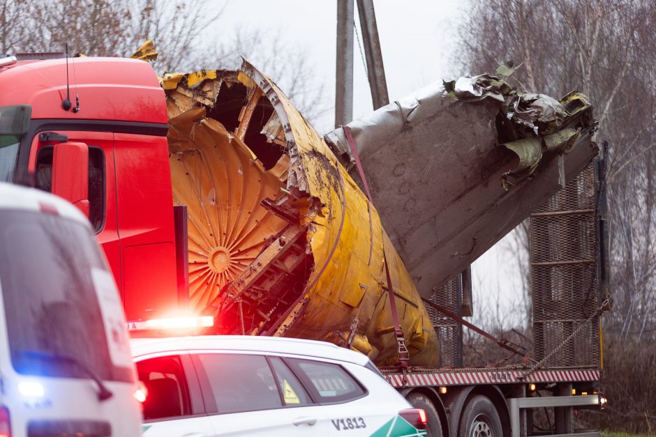 Iš lėktuvo katastrofos vietos Vilniuje išvežamos didžiosios nuolaužos