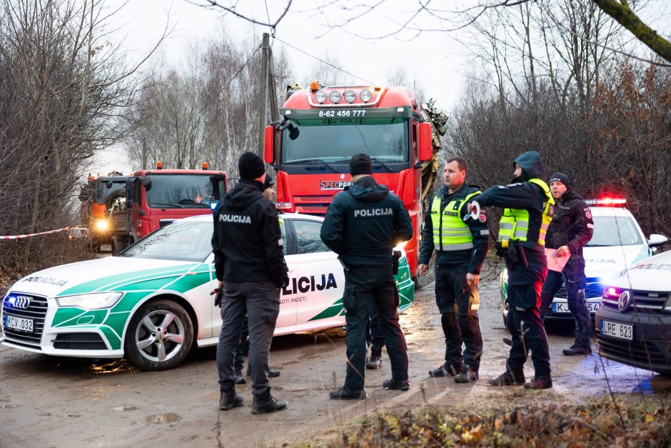 Iš lėktuvo katastrofos vietos Vilniuje išvežamos didžiosios nuolaužos