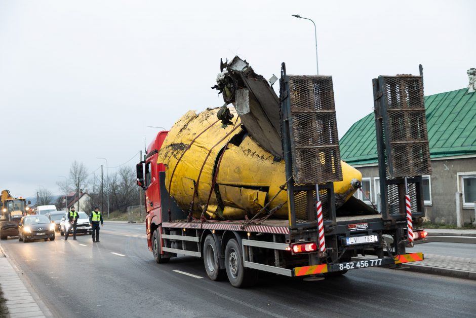 Iš lėktuvo katastrofos vietos Vilniuje išvežamos didžiosios nuolaužos