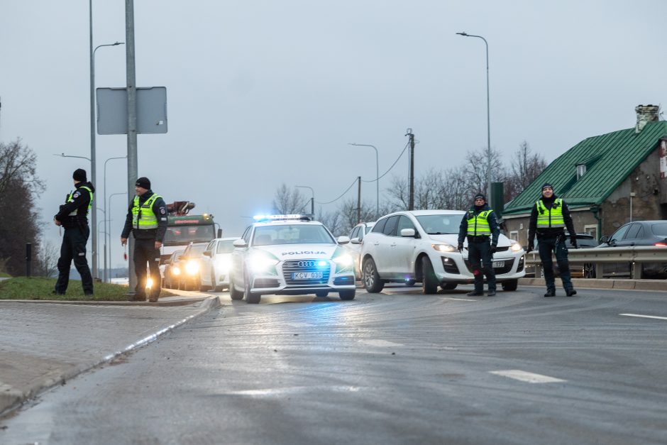 Iš lėktuvo katastrofos vietos Vilniuje išvežamos didžiosios nuolaužos