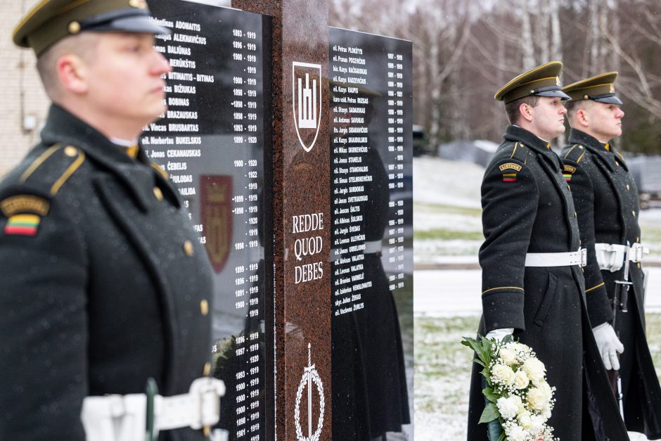 Pagerbti Nepriklausomybės kovose žuvę kariai: atidengta atminimo lenta