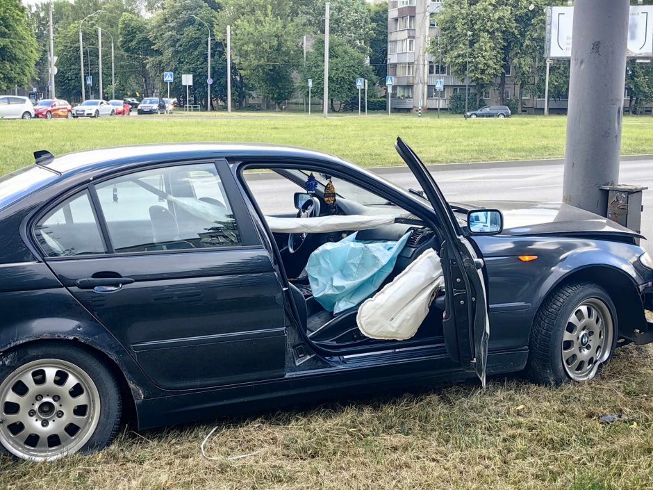 Žiedinėje sankryžoje BMW atsitrenkė į stulpą: vairuotojas teigė, kad bandė išvengti avarijos