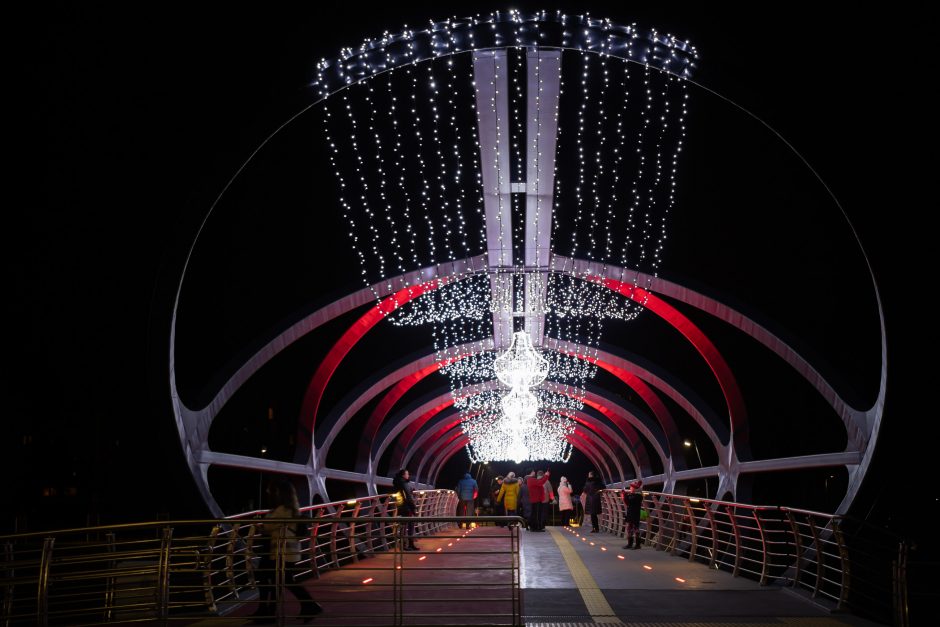 Jonaviečiai miesto eglę pasiekia magišku Kalėdų tiltu