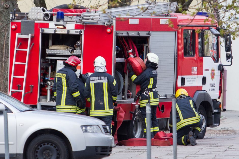 Vilniaus centre užsiliepsnojo pastato stogas