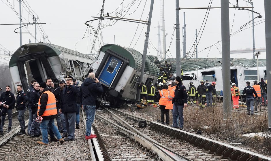 Netoli Milano nuo bėgių nuvažiavo traukinys, yra žuvusiųjų