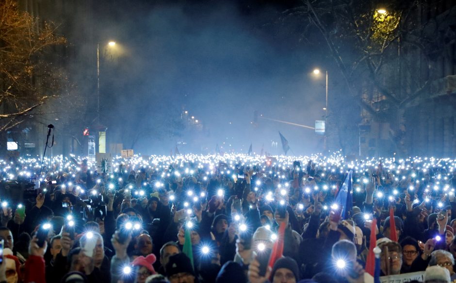 Vengrijoje protestuojančius parlamentarus išmetė iš valstybės transliuotojo būstinės