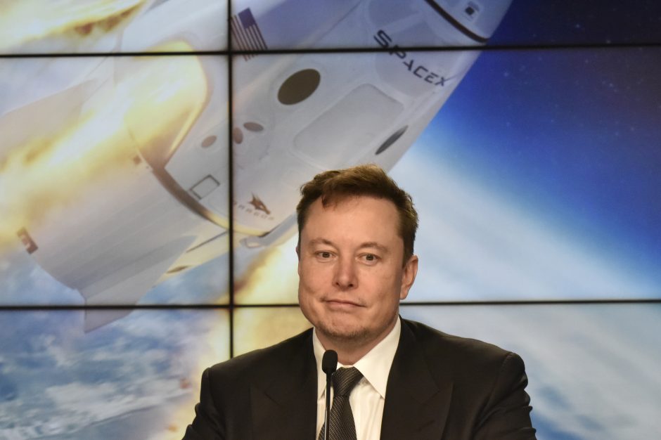 „SpaceX“ paskelbė apie partnerystę, leisiančią nuskraidinti turistus į TKS