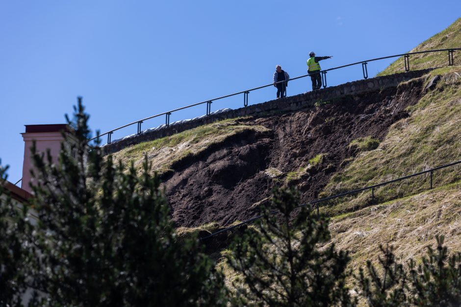 Po visą parą trukusio lietaus rytiniame Gedimino kalno šlaite fiksuota nuošliauža