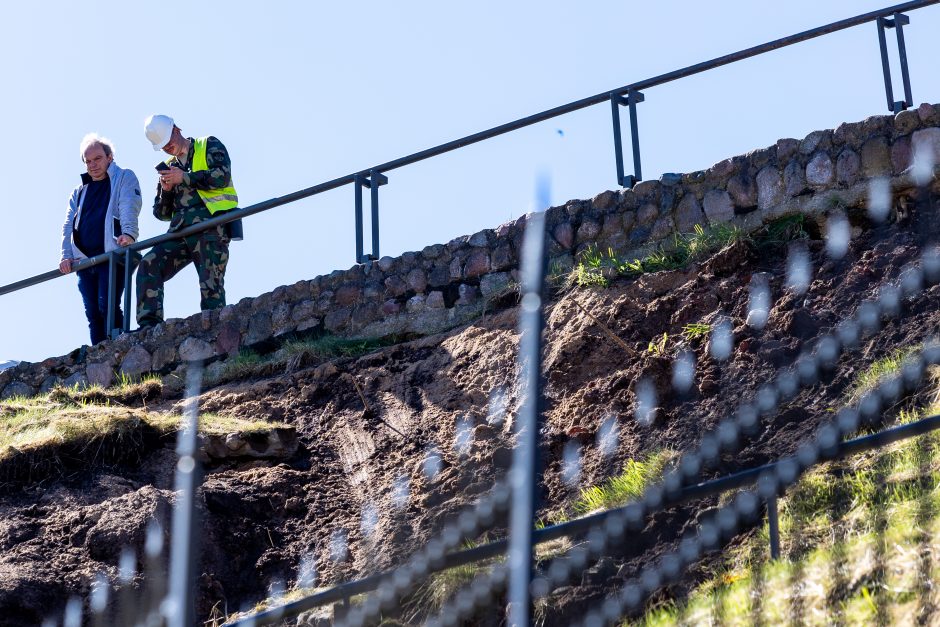 Po visą parą trukusio lietaus rytiniame Gedimino kalno šlaite fiksuota nuošliauža