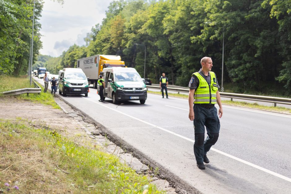 Vilniuje – smarki avarija: „Honda“ apsivertė ant stogo, BMW atsitrenkė į atitvarus, prireikė medikų