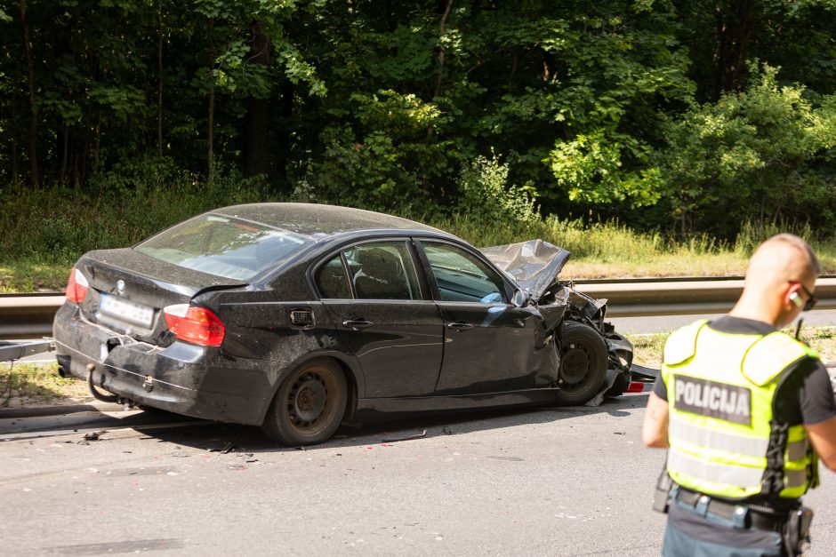 Vilniuje – smarki avarija: „Honda“ apsivertė ant stogo, BMW atsitrenkė į atitvarus, prireikė medikų