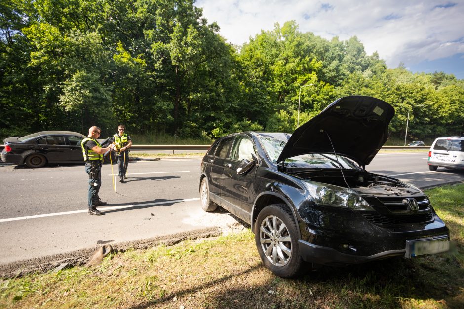 Vilniuje – smarki avarija: „Honda“ apsivertė ant stogo, BMW atsitrenkė į atitvarus, prireikė medikų