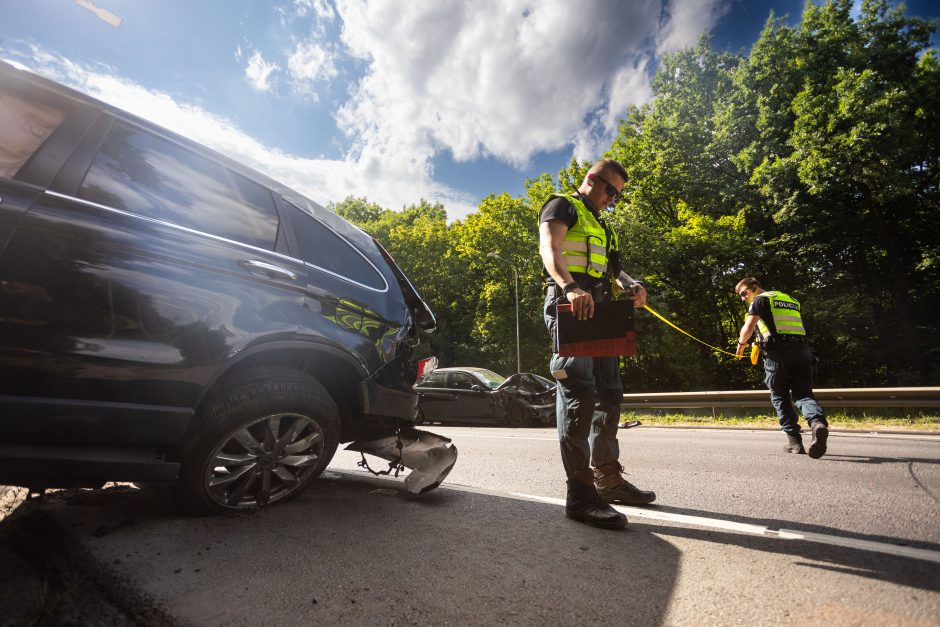 Vilniuje – smarki avarija: „Honda“ apsivertė ant stogo, BMW atsitrenkė į atitvarus, prireikė medikų