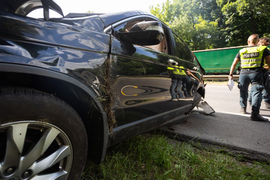 Vilniuje – smarki avarija: „Honda“ apsivertė ant stogo, BMW atsitrenkė į atitvarus, prireikė medikų