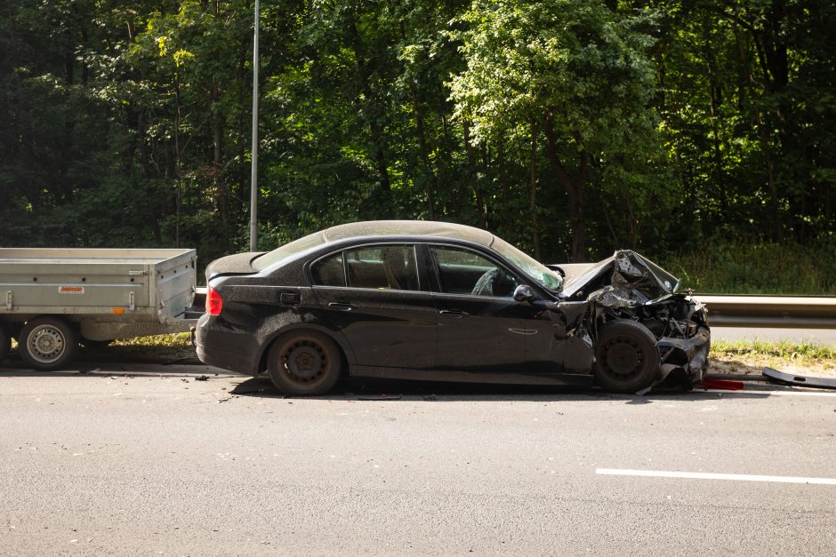 Vilniuje – smarki avarija: „Honda“ apsivertė ant stogo, BMW atsitrenkė į atitvarus, prireikė medikų