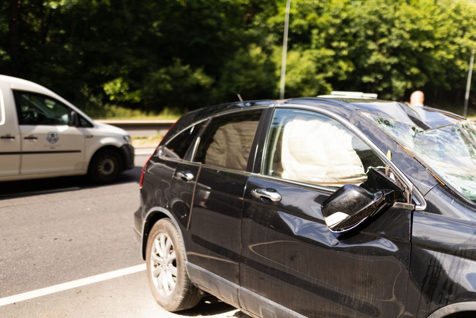 Vilniuje – smarki avarija: „Honda“ apsivertė ant stogo, BMW atsitrenkė į atitvarus, prireikė medikų