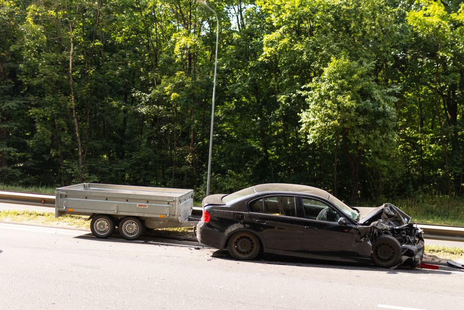 Vilniuje – smarki avarija: „Honda“ apsivertė ant stogo, BMW atsitrenkė į atitvarus, prireikė medikų