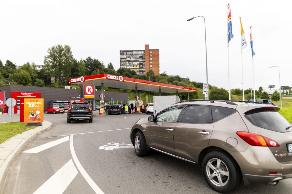 Dėl pigesnių degalų – ilgos automobilių eilės