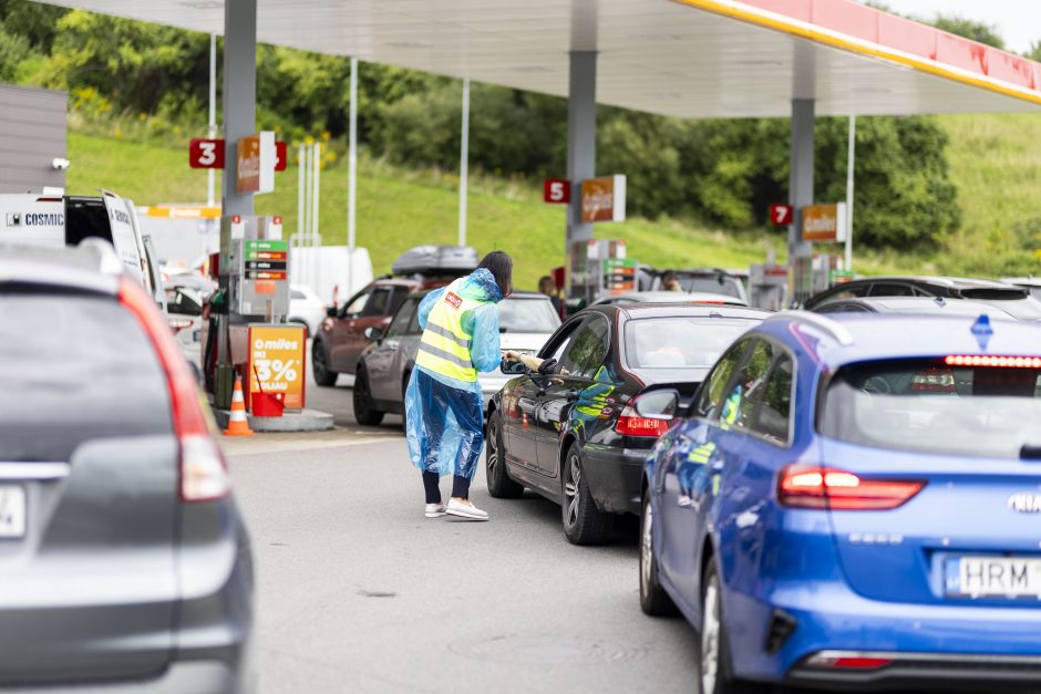 Dėl pigesnių degalų – ilgos automobilių eilės