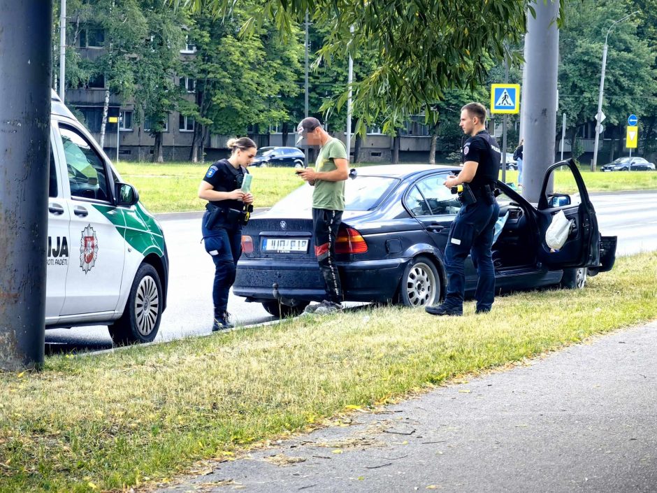 Žiedinėje sankryžoje BMW atsitrenkė į stulpą: vairuotojas teigė, kad bandė išvengti avarijos