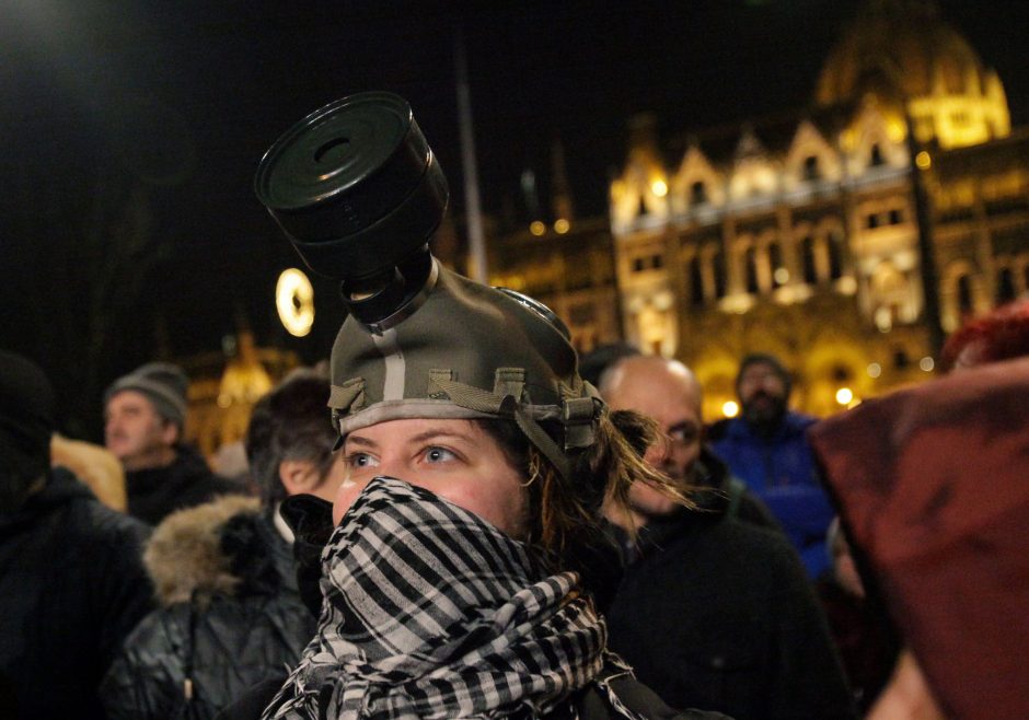 Vengrijoje protestuojančius parlamentarus išmetė iš valstybės transliuotojo būstinės