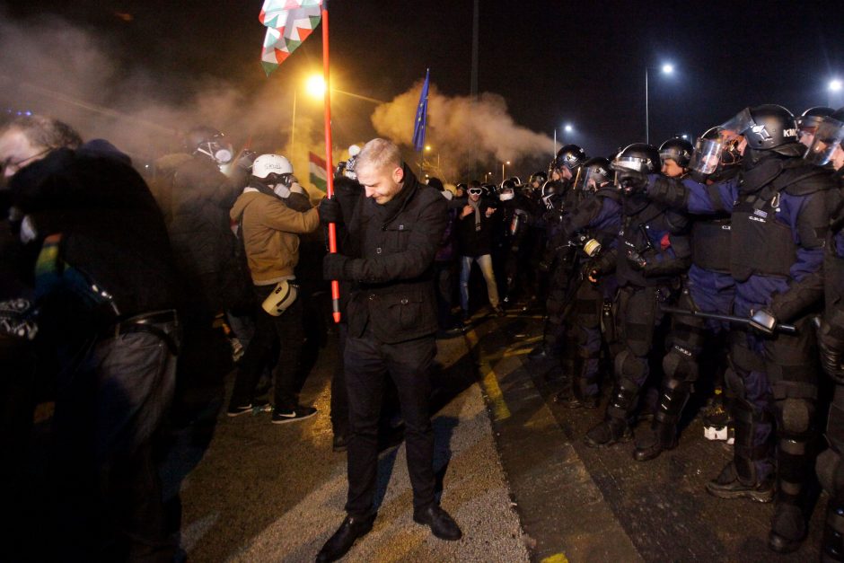 Vengrijoje protestuojančius parlamentarus išmetė iš valstybės transliuotojo būstinės