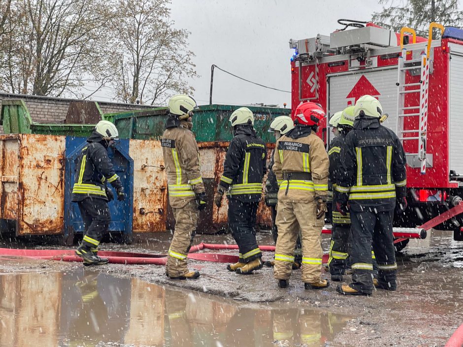 Kauno rajone esančios bendrovės „Econovus“ teritorijoje kilo gaisras