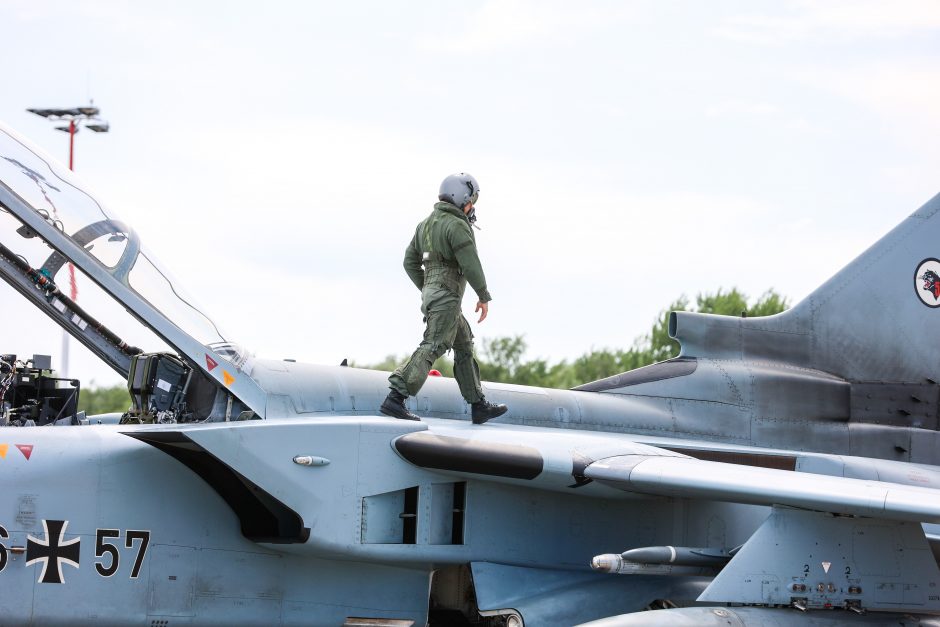 Nerimauja dėl saugumo: KAM rengiasi perimti sklypus prie Aviacijos bazės Šiauliuose