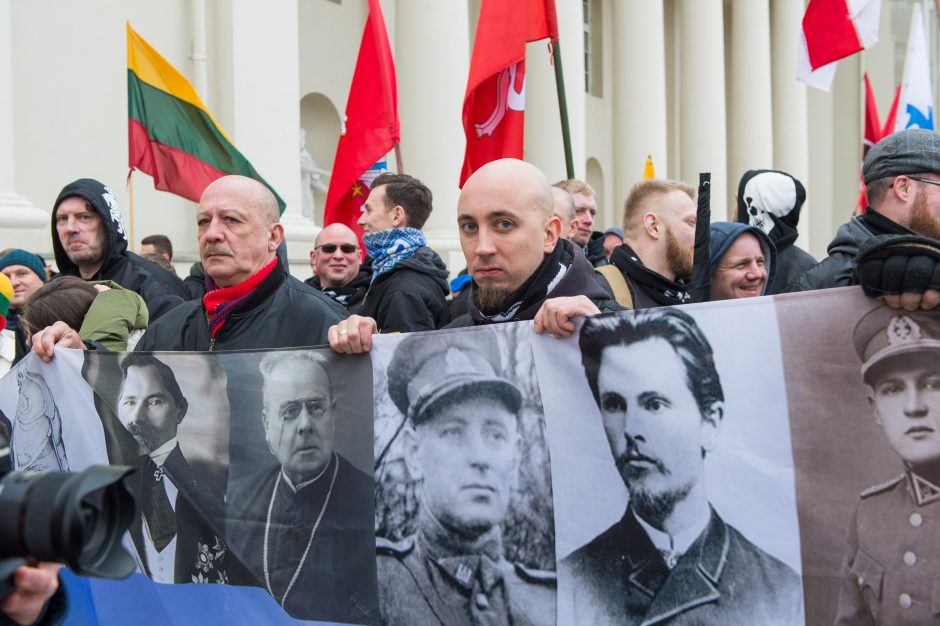 Keli šimtai žmonių žygiavo tautininkų eitynėse: reikalavo apriboti KT galias 