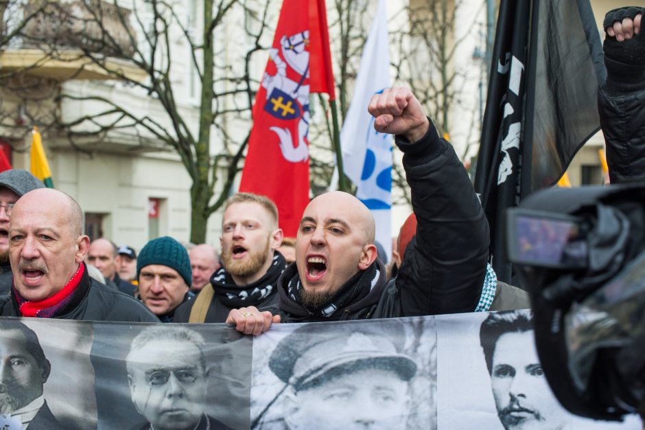 Keli šimtai žmonių žygiavo tautininkų eitynėse: reikalavo apriboti KT galias 