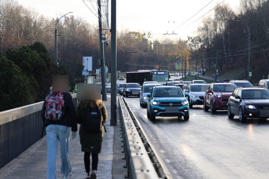 Praneša kauniečiai: ant Varnių tilto – net septynios avarijos