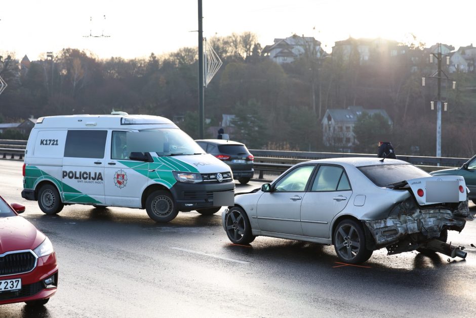 Praneša kauniečiai: ant Varnių tilto – net septynios avarijos