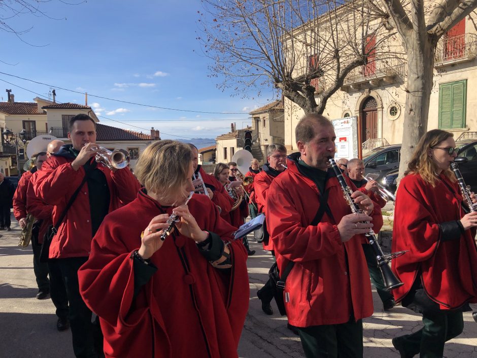 Orkestras „Ąžuolynas“ siaurose gatvelėse surengė koncertus ir budino italus