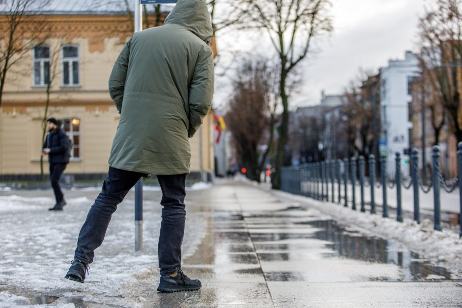 „Kauno švara“ apie slidžius šaligatvius: neįmanoma žiemiško kelio paversti vasarišku